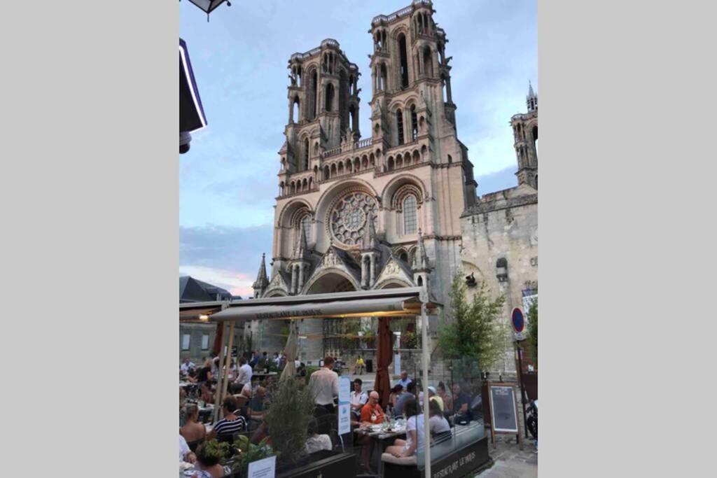 Laon :   Suite privée au pied de la Cathédrale  Extérieur photo