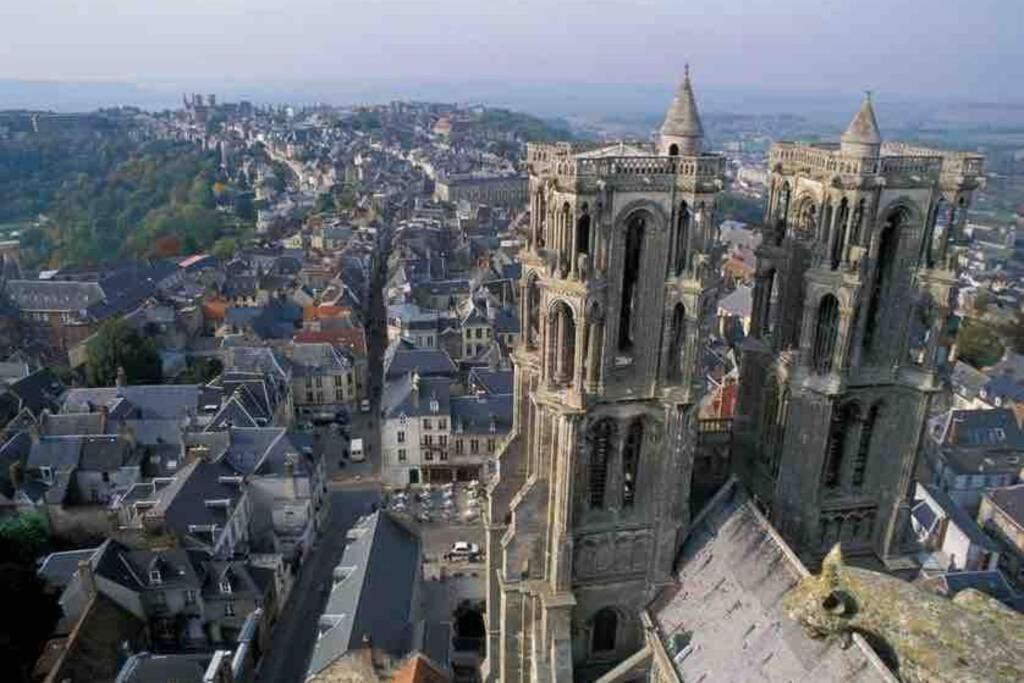 Laon :   Suite privée au pied de la Cathédrale  Extérieur photo