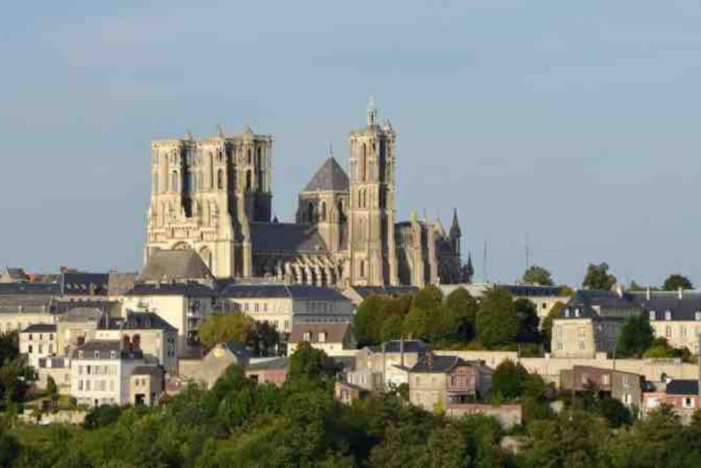 Laon :   Suite privée au pied de la Cathédrale  Extérieur photo