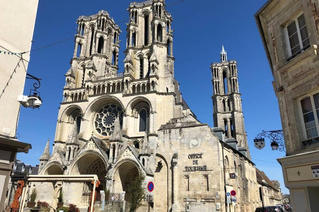 Laon :   Suite privée au pied de la Cathédrale  Extérieur photo