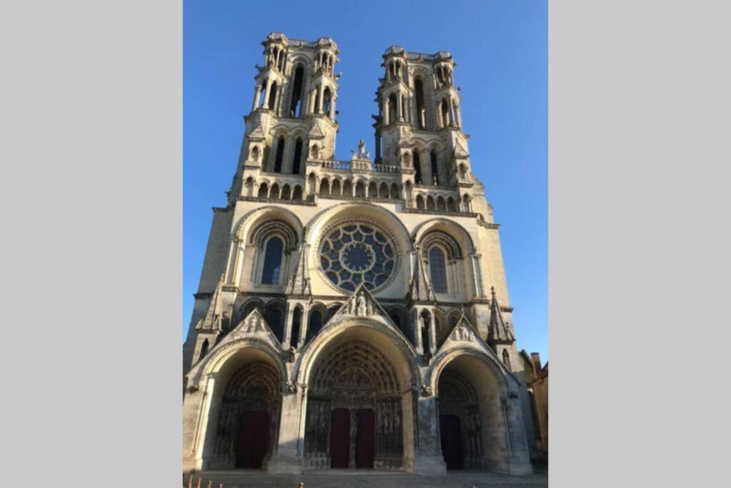 Laon :   Suite privée au pied de la Cathédrale  Extérieur photo