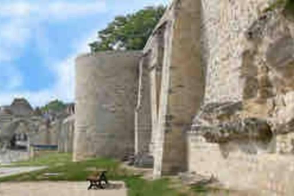 Laon :   Suite privée au pied de la Cathédrale  Extérieur photo